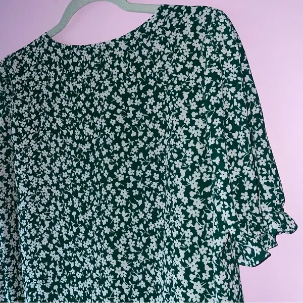 J. Crew Size M Green Ditsy Floral Top Short Sleeve Blouse - Image 7