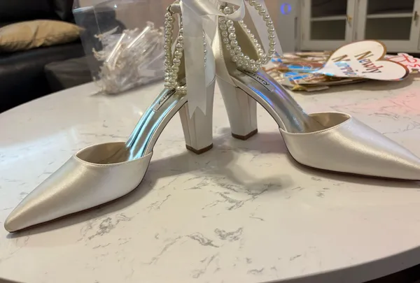 White pearl heels Size 8 - Image 4