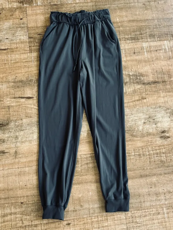 Lululemon Stretch High-Rise Jogger Shorter Length women's size 2 graphite grey - Image 3