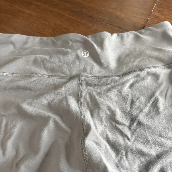 Lululemon Women's Cropped Leggings Used Grey Size 8 Some Piling See Pics - Image 3
