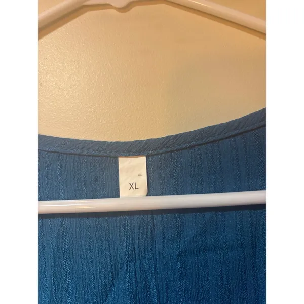 Woman’s Shirt Size XL no brand - Image 2