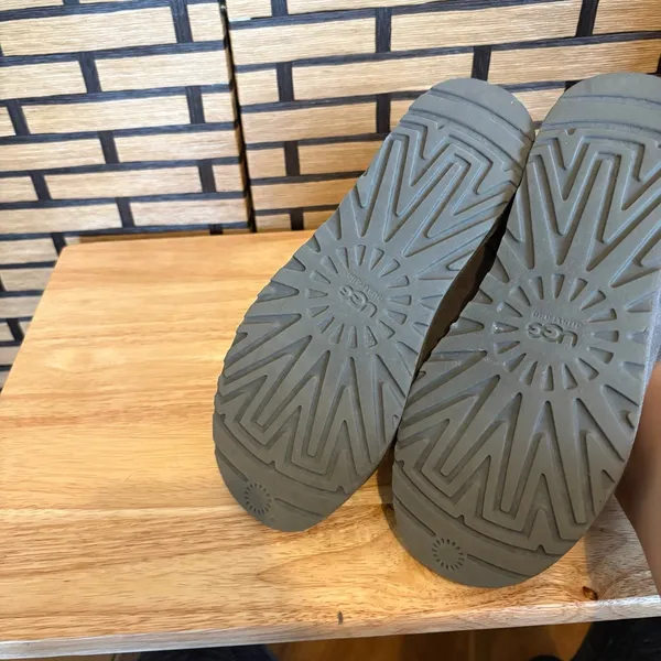 Ugg‎ Bailey Button Gray Boots Size 9-9.5? - Image 7