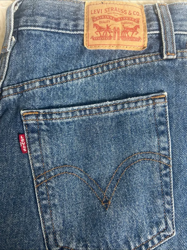 Levi's Shorts Women's Size 28 High Waisted Mom Shorts Frayed Hem Medium Wash - Image 3