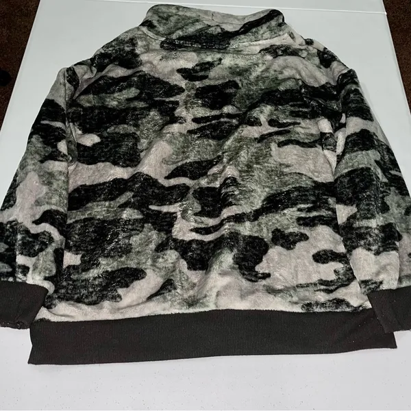 Secret Treasures Camo Fleece - Image 3