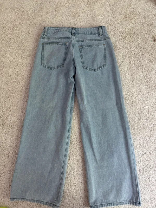 Edikted Raelynn Petite Low-Rise Jeans - Image 2