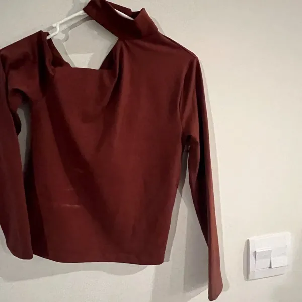 NWT Abercrombie & Fitch Long-Sleeve Seamless Fabric Asymmetrical Cutout‎ Top S - Image 2