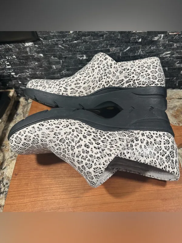 Nurse Mates Indya Slip Resistant Clog Shoes Sz 9 White Black Leopard Leather - Image 4