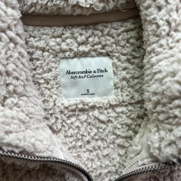 Abercrombie & Fitch Women's Cream and White Sweatshirt - Image 3