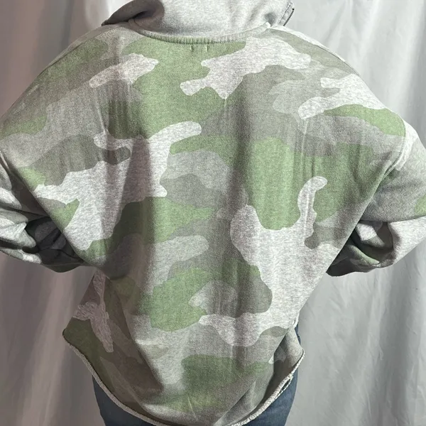 Aerie camo half zip sweatshirt, size Medium with raw hem - Image 3