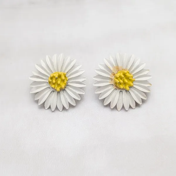 Vintage Clip On Earrings 1" Large Daisy Flower - Floral Whimsical Summer Theme - Image 2