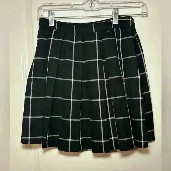 Hot Topic Black & White Plaid Pleated Skirt. Size XS. - Image 4