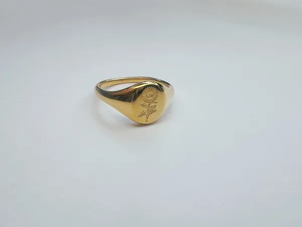 Gold ring engraved sunflower non tarnish, water resistant - Image 3