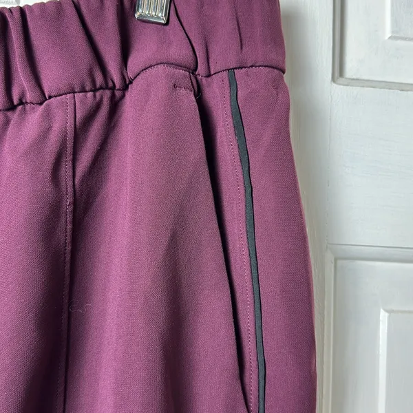 Lululemon On the Right Track Relaxed fit Pant Burgandy/ Wine size 10. - Image 4