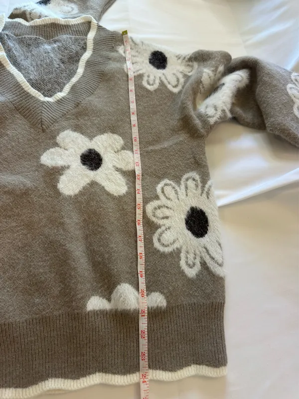 Boutique long sleeve flower women’s medium V-neck sweater - Image 3
