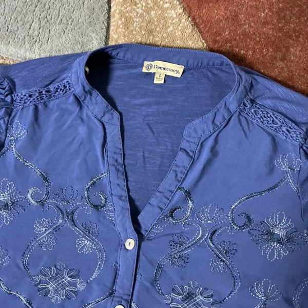 Democracy Boho Embroidered Blouse Women L Blue Puff Sleeve Button Front V-Neck - Image 4
