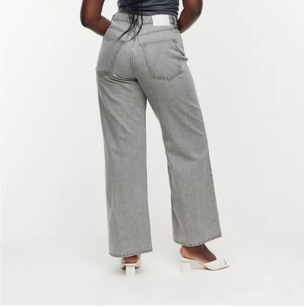H&M Curvy Fit Wide High Jeans - Image 2
