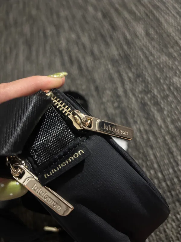 Lululemon Crossbody Camera Bag Black Gold NEW Sold Out - Image 5