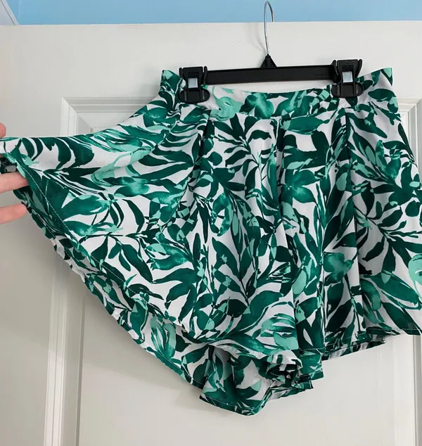 Vestique Floral Green Shorts - Image 2