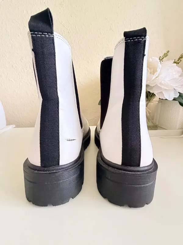 SheIn White Chelsea Boots with Black Sole - Image 4