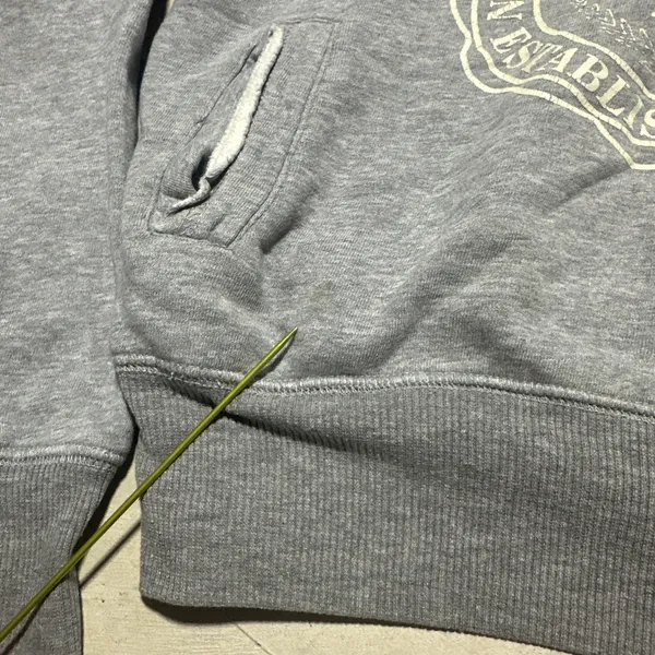 Vintage Y2K Abercrombie and Fitch 1892 Women's SZ L Crop Gray Hoodie Sweatshirt - Image 6