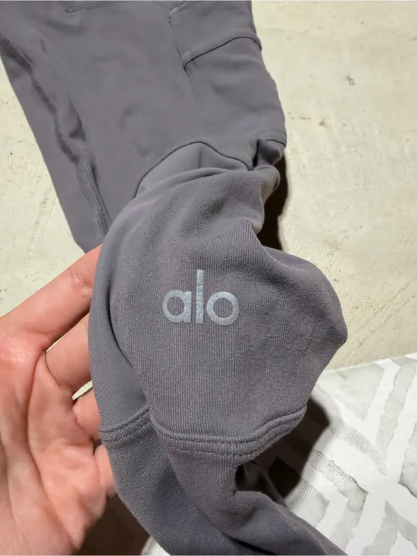 Alo yoga cargo Leggings small - Image 4