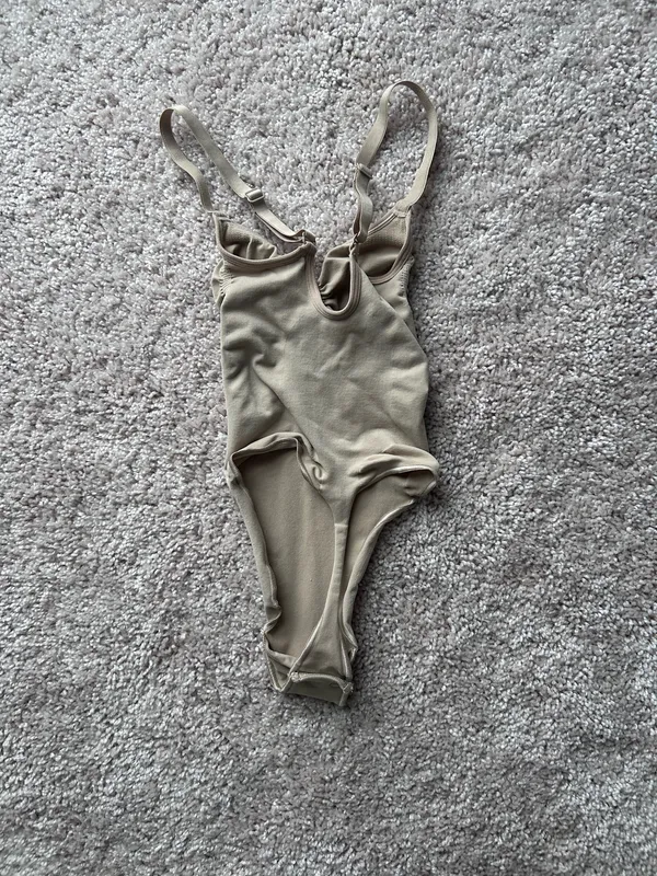 SKIMS Seamless Sculpt Bodysuit Thong - Image 4