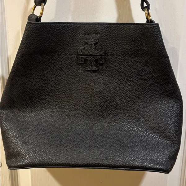 Source Unknown BLACK PEBBLED FAUX LEATHER HANDBAG/CROSSBODY T DESIGN GOLD TONED HARDWARE - Image 2