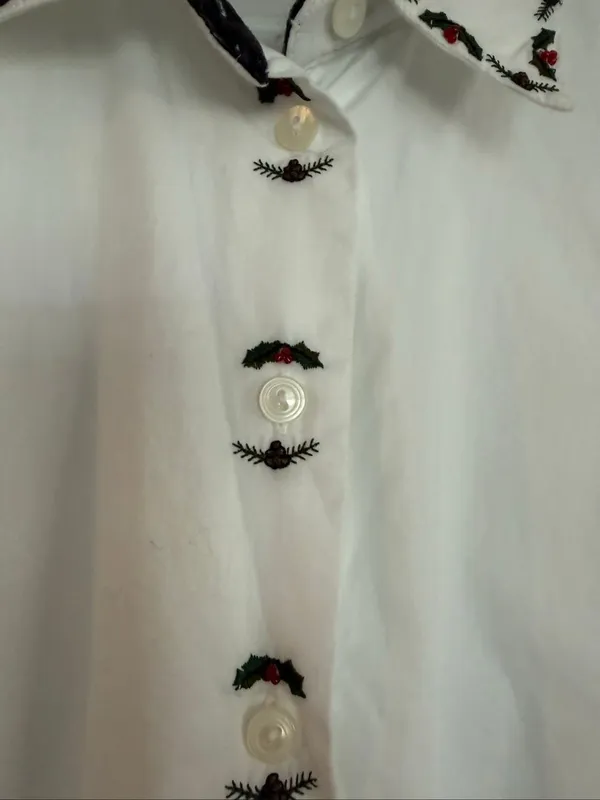 Northern Isles white cotton holly embroidered neckline button down 16 - Image 3