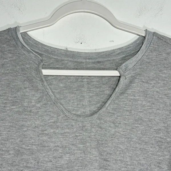 Unbranded Gray Thermal Waffle‎ Knit Cutout Neck Pullover Top Raw Hem - Image 4