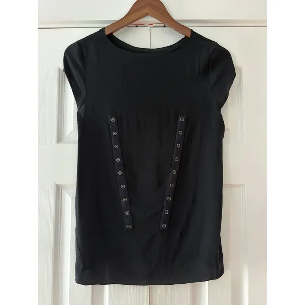Alice + Olivia Black Silk Blend Short Sleeve Grommet Detail‎ Blouse Est. Small - Image 2