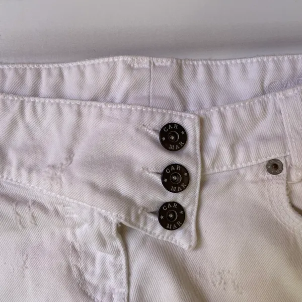 LF Carmar low rise distressed white cut-off jean shorts size 26 NWOT - Image 2