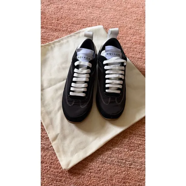 Black Low Top Sneakers Contrast Stitch Gum Sole EU 37 - Image 2