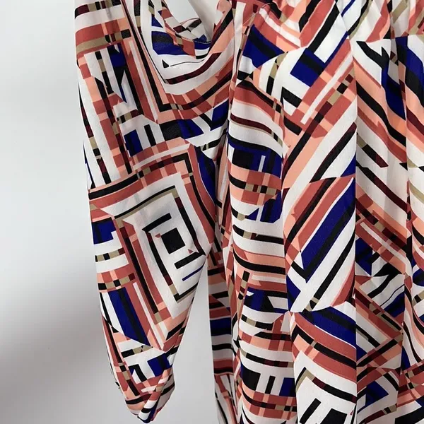 Vince Camuto abstract print off shoulder medium top - Image 3