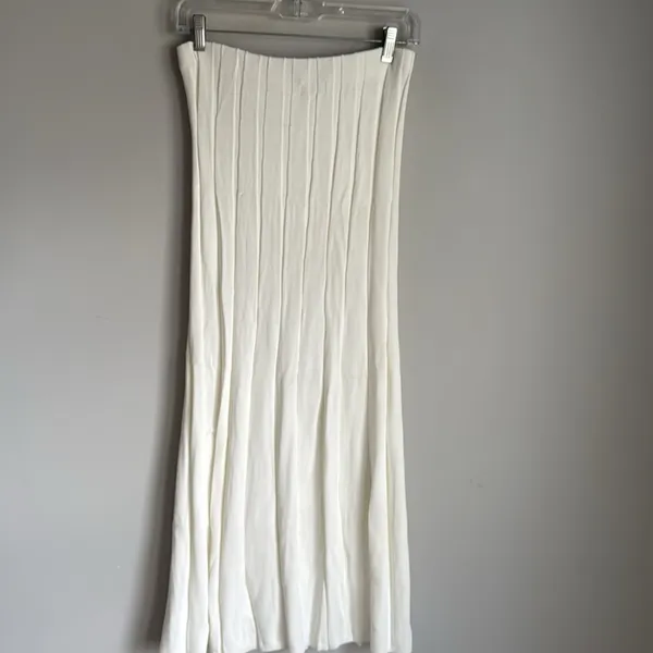 NEW Meshki White Jasmyn Wide Ribbed Flute Skirt in White Medium - Image 3