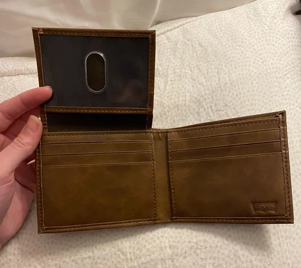Levi's Leather Trifold Wallet - Image 3