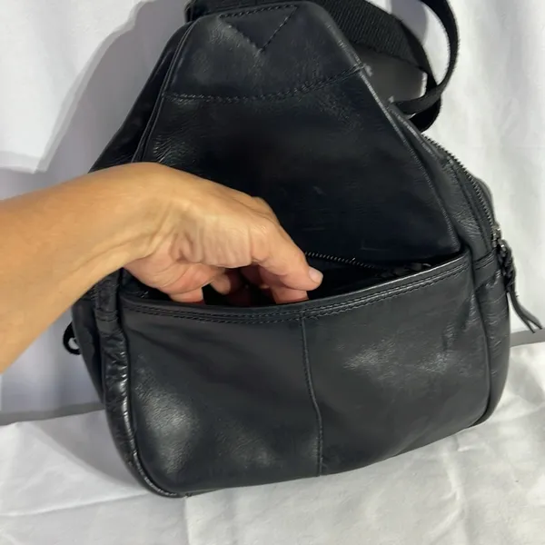 Leather backpack with 2 center zip pockets Black - Image 9