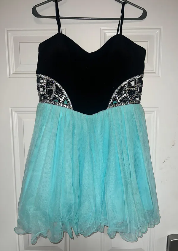 Macy's Homecoming / Semi Formal Dress - Image 2