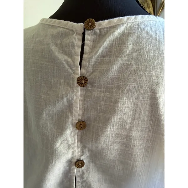 White Linen Blend Sleeveless Tank Top Wooden Button Back High Low Hem Size Large - Image 5