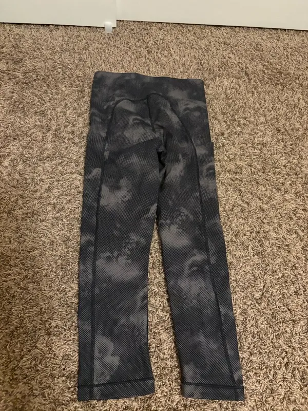 Athleta Ultimate Stash Pocket Printed Capri Leggings XS Xtra Small Black Camo - Image 2