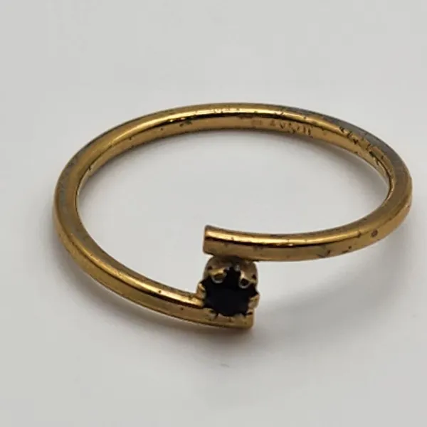Vintage Avon Gold Tone & Black Rhinestone Ring (7.5) - Image 5