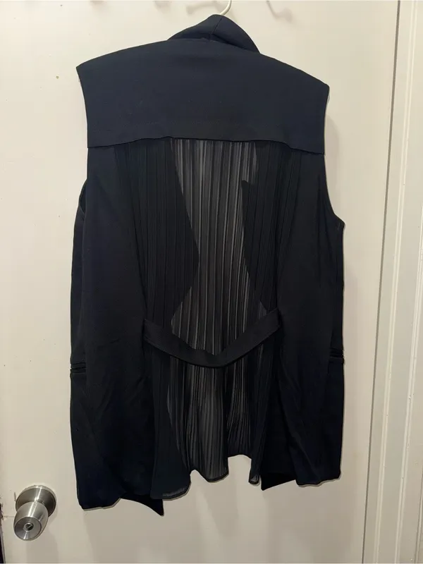Tailored Sleeveless Black Vest with Notch Lapel - Image 4