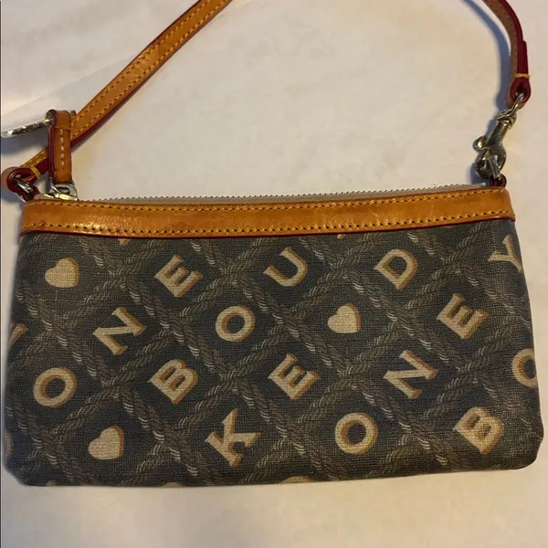 Dooney& Bourke Signature Coated Wristlet Clutch Tan And Light Black Cream Color - Image 5