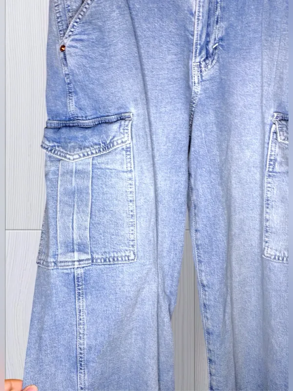GAP '90s Womens Loose Cargo Jeans – Light Wash Mid-Rise Utility Denim – Size 29 - Image 6