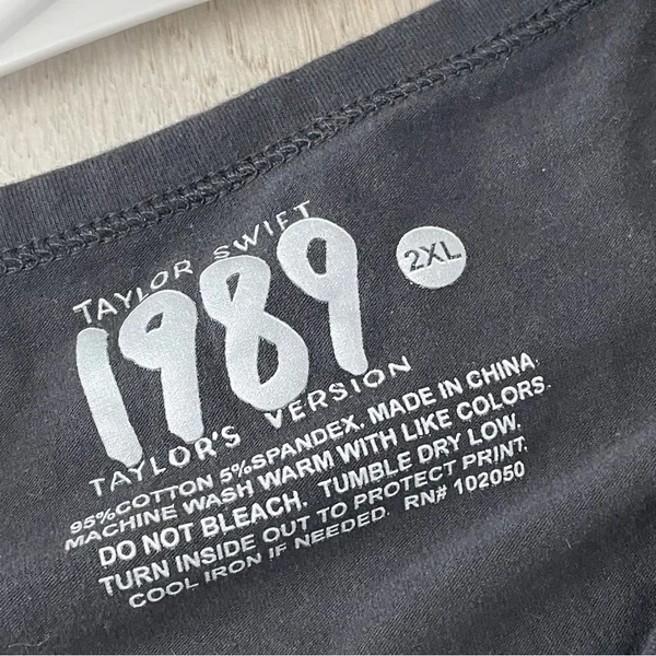 Taylor Swift Tshirt 1989 long sleeve crop womens Black (size 2xl) casual music - Image 2