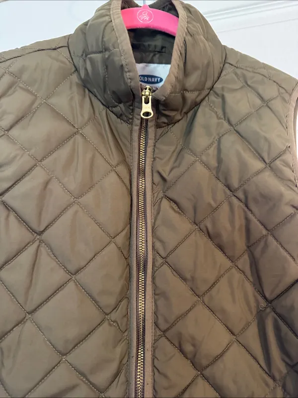 Old Navy Women’s Quilted Olive Full Zip Layering Vest - Image 3