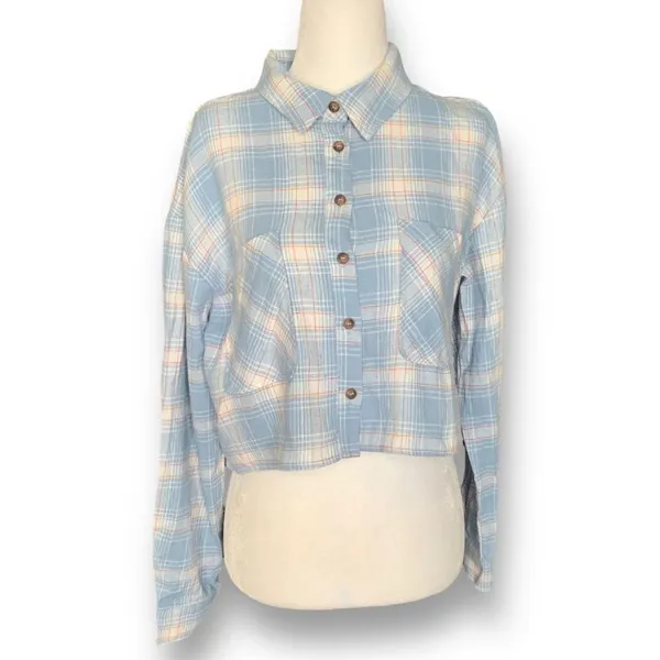 Timing Women's Blue Plaid‎ Flannel Cropped Long Sleeve Button Down Shirt Small - Image 2