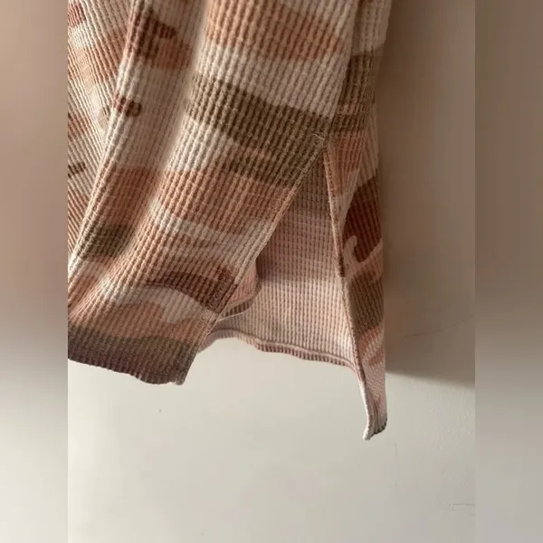 American Eagle Waffle Knit Pink Camo Print Soft‎ Cozy Sweater - Image 4