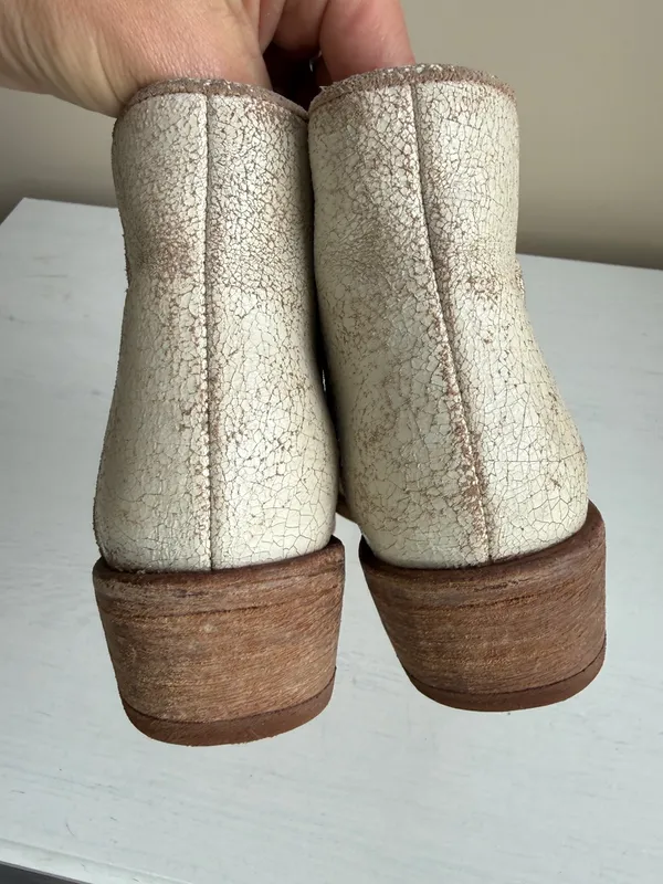 Frye Carson Piping Off-White Leather Crackled Vintage Chelsea Casual Ankle Boots - Image 7
