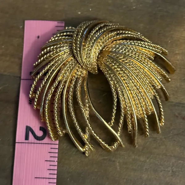 Vintage Monet gold plated Cordelia spray brooch - Image 2