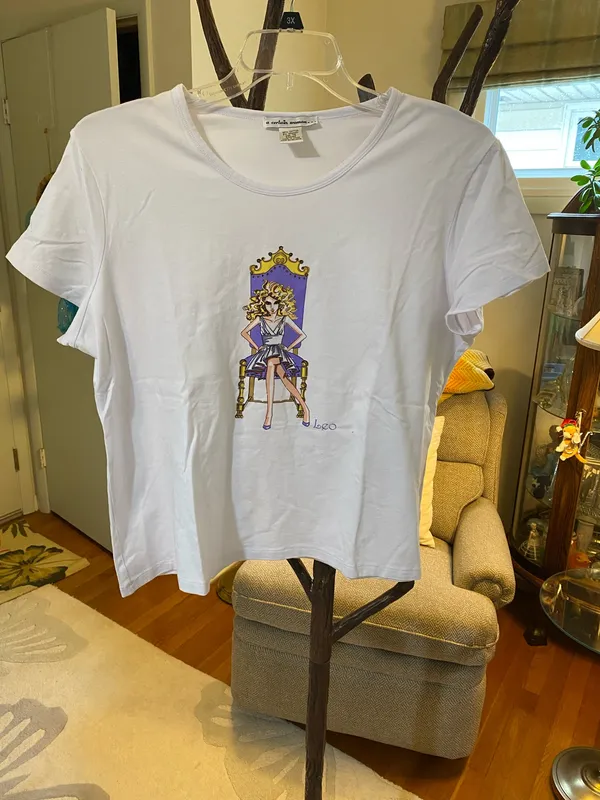 White tee shirt with Leo emblem Size 1X - Image 2